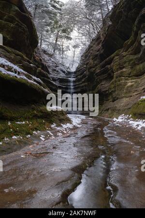 Wasserfall in französischer Sprache Canyon nach einem Morgen Schnee. Verhungert Rock State Park, Illinois, USA Stockfoto