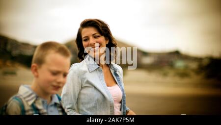 Eine Mutter und ein Sohn sprechen sich beim Walzen an. Stockfoto