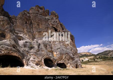 Es gibt Kübele Reliefs und rock Altäre in der mihrab am oberen Teil der Kırkinler Felsen in der Nähe von seydiler Stadt iscehisar Bezirk. Stockfoto