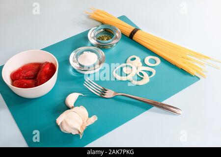 Zutaten für die Zubereitung von Spaghetti mit Tomatensauce. Stockfoto