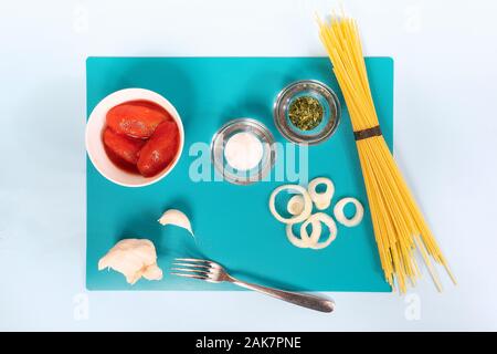 Zutaten für die Zubereitung von Spaghetti mit Tomatensauce. Stockfoto