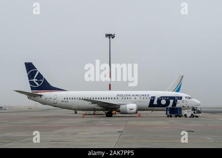 Warschau, 7. November 2019: LOT Polish Airlines Flugzeuge warten, die für die Aufbringung auf Start- und Landebahn Stockfoto