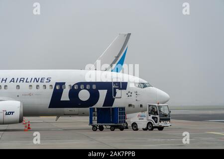 Warschau, 7. November 2019: LOT Polish Airlines Flugzeuge warten, die für die Aufbringung auf Start- und Landebahn Stockfoto