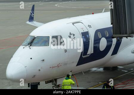 Warschau, 7. November 2019: LOT Polish Airlines Flugzeuge warten, die für die Aufbringung auf Start- und Landebahn Stockfoto