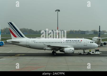 Warschau, 7. November 2019: Air France Airlines Airbus Flugzeug warten, die für die Aufbringung auf Start- und Landebahn Stockfoto