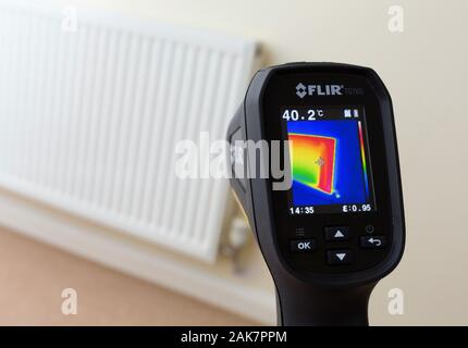 Wärmebildkamera, mit der die Temperatur des Heizstrahlers zu Hause überprüft wird Stockfoto