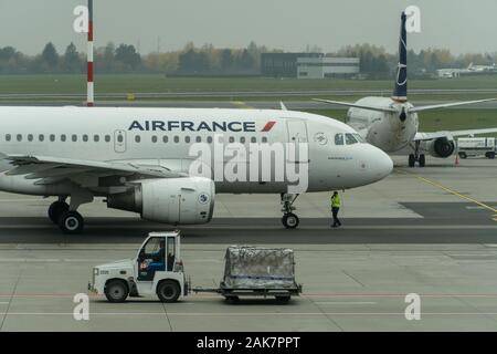 Warschau, 7. November 2019: Air France Airlines Airbus Flugzeug warten, die für die Aufbringung auf Start- und Landebahn Stockfoto