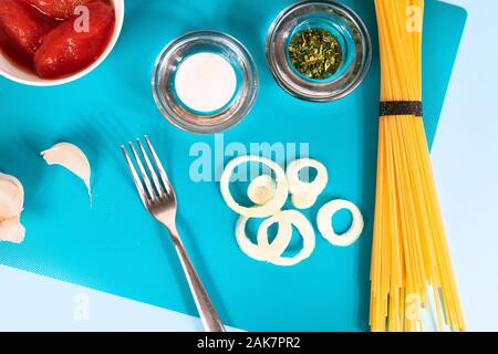 Zutaten für die Zubereitung von Spaghetti mit Tomatensauce. Stockfoto