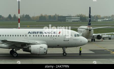 Warschau, 7. November 2019: Air France Airlines Airbus Flugzeug warten, die für die Aufbringung auf Start- und Landebahn Stockfoto