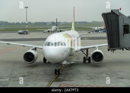 Warschau, 7. November 2019: Air Portugal Airlines Airbus Flugzeug warten, die für die Aufbringung auf Start- und Landebahn Stockfoto