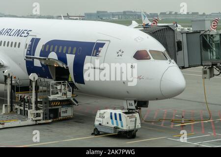 Warschau, 7. November 2019: LOT Polish Airlines Boeing Dreamliner warten, die für die Aufbringung auf Start- und Landebahn Stockfoto