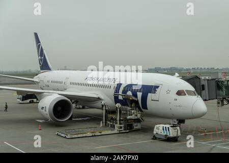 Warschau, 7. November 2019: LOT Polish Airlines Boeing Dreamliner warten, die für die Aufbringung auf Start- und Landebahn Stockfoto