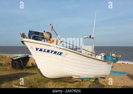 Kleines Fischerboot am Strand Sizewell, Suffolk, Großbritannien Stockfoto