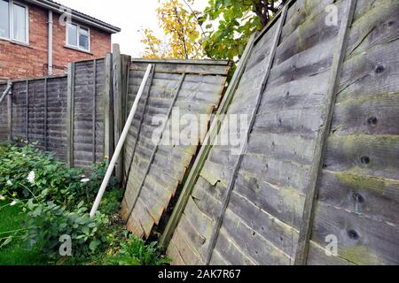 Holz- lattenzaun durch Sturm Wetter beschädigt Stockfoto