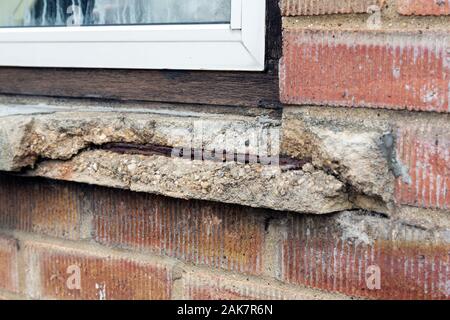 Betonabplatzen der Fensterbank auf einem Haus in Großbritannien Stockfoto