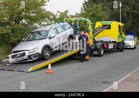 Ein Auto sein Weg auf eine Erholung Abschleppwagen nach einem Unfall Stockfoto