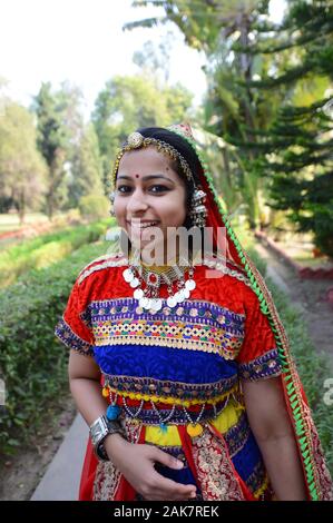 Eine junge lächelnde Rajasthani-Frau. Stockfoto