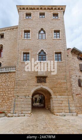 Soardo - Bembo Burg Eingang arch mit Lion Crest und Sonnenuhr in der historischen Altstadt in Ballen, einer kleinen Stadt auf dem Mont Perin in Istrien, Kroatien Stockfoto