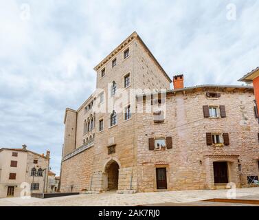 Die gothic-renaissance Fassade des Soardo - Bembo Schloss in der historischen Altstadt in Ballen, einer kleinen Stadt auf dem Mont Perin in der Gespanschaft Istrien, Kroatien Stockfoto