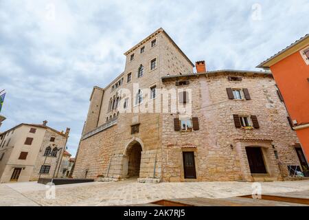 Die gothic-renaissance Fassade des Soardo - Bembo Schloss in der historischen Altstadt in Ballen, einer kleinen Stadt auf dem Mont Perin in der Gespanschaft Istrien, Kroatien Stockfoto