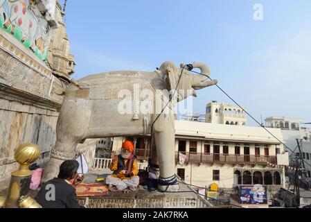 Elefantenplastik am Eingang zum Jagdish-Tempel in Udaipur, Indien. Stockfoto