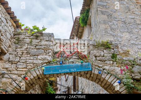 Anmeldung bei der Tourist Information Center auf einem Steinbogen in der historischen Altstadt in Ballen, einer kleinen Stadt auf dem Mont Perin in der Gespanschaft Istrien, Kroatien Stockfoto