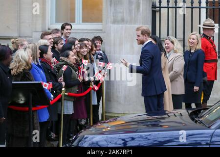 Prinz Harry, Herzog von Sussex und Meghan, Herzogin von Sussex erfüllen die hohen Personal der Kommission, wie sie in Kanada Haus in London eintreffen. Stockfoto