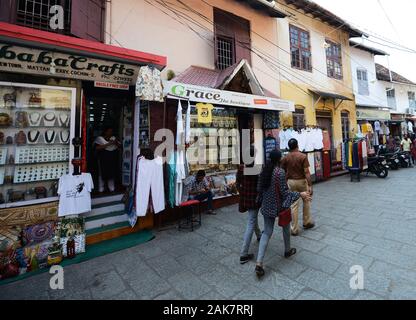 Geschäfte entlang der lebhaften Straßen von Jew Town in Kochi, Indien. Stockfoto