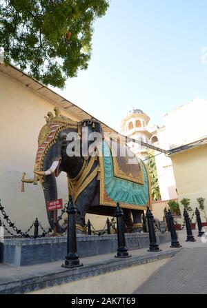 Die lebensgroße Statue eines indischen Elefanten vor den Toren des Stadtpalastes, Udaipur. Stockfoto