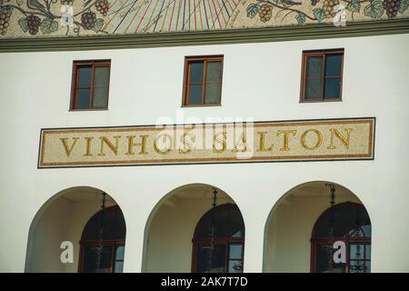 Giebel und Firma Schild an der Fassade von Salton Weingut Gebäude in der Nähe von Bento Goncalves gemalt. Ein Wein produzierenden Land Stadt im Süden Brasiliens. Stockfoto