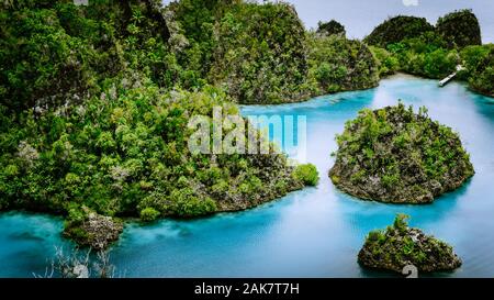 Pianemo Inseln, die Blaue Lagune mit grünen Felsen, Raja Ampat, West Papua. Indonesien Stockfoto