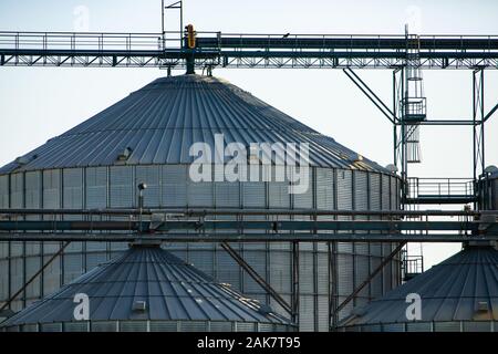 Detailansicht eines großen landwirtschaftlichen Betrieb, groß, Stahl Silos sind mit Rohren, auf Leitern und Gerüste gesehen. Moderne Getreideanbau in Kanada Stockfoto