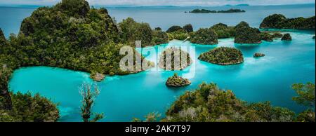 Panoramablick Pianemo Inseln, die Blaue Lagune mit grünen üppigen karst Kalkstein Rocker, Raja Ampat, West Papua. Indonesien Stockfoto