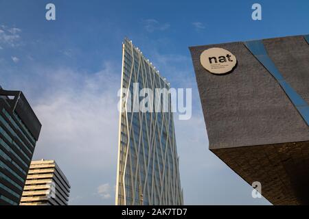 Diagonale fussballdaten Turm und das Museum der Naturwissenschaften, Forum, Barcelona, Katalonien, Spanien. Das Gebäude ist 110 Meter hoch mit 24 Etagen. Es war Stockfoto