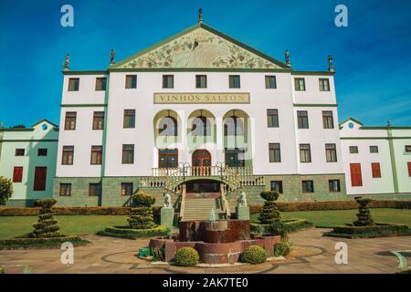 Prächtige Fassade von Salton Weingut Gebäude hinter einem gepflegten Garten, in der Nähe von Bento Goncalves. Ein Wein produzierenden Land Stadt im Süden Brasiliens. Stockfoto