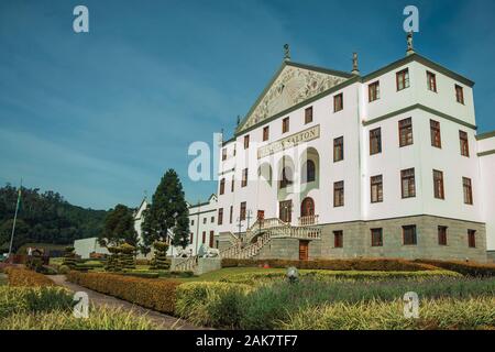 Prächtige Fassade von Salton Weingut Gebäude hinter einem gepflegten Garten, in der Nähe von Bento Goncalves. Ein Wein produzierenden Land Stadt im Süden Brasiliens. Stockfoto