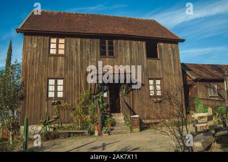 Eingang aus hübschen, alten Haus in einer traditionellen ländlichen Stil, in der Nähe von Bento Goncalves. Ein Wein produzierenden Land Stadt im Süden Brasiliens. Stockfoto