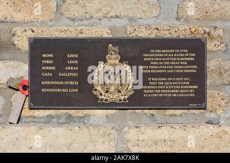 Plakette auf dem Frezenberg Ridge schottischen Denkmal für die Soldaten des Königs eigenen Scottish Borderers, die hier 1917 starb in Zonnebeke, Belgien Stockfoto