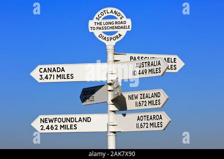 Schottland erinnert sich - die lange Straße nach Passchendaele - Fingerpost-Straßenschild des Ersten Weltkriegs am Frezenberg-Rücken in Zonnebeke bei Ypern, Belgien Stockfoto