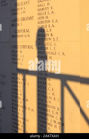 Die Namen der zahlreiche Britische und Commonwealth Soldaten, die während des Zweiten Weltkrieges starb ich im Menin Gate Memorial zu den fehlenden in Ypern, Belgien Stockfoto