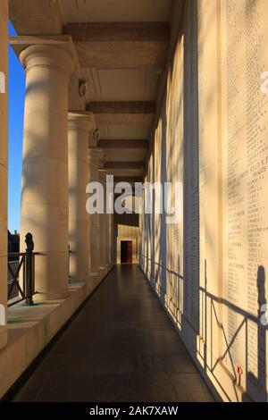 Die Namen von Tausenden von britischen und Commonwealth Soldaten, die während des Zweiten Weltkrieges starb ich auf dem Menin Gate Memorial zu den fehlenden in Ypern, Belgien Stockfoto