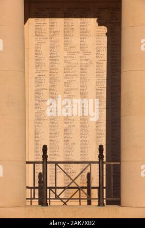 Die Namen der zahlreiche Britische und Commonwealth Soldaten, die während des Zweiten Weltkrieges starb ich im Menin Gate Memorial zu den fehlenden in Ypern, Belgien Stockfoto