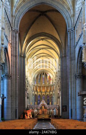 Das Mittelschiff mit Altar aus dem 14. Jahrhundert im gotischen St. Martin's Cathedral in Ypern, Belgien Stockfoto