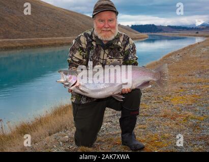 Monster Regenbogenforelle mit einem Gewicht von 24 kg, in der Kanäle Twizel, Neuseeland gefangen. Model Release auf Anfrage erhältlich. Stockfoto