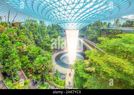 Singapur - Aug 8, 2019: Luftaufnahme von Canopy Park von Regen Wirbel, der weltweit größten Wasserfall durch eine 4-stöckige Reihenhaus Wald umgeben Stockfoto