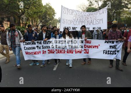 Kolkata, Indien. 07 Jan, 2020. Eine Massenkundgebung von College Square zu Jorasanko Thakurbari, durch allgemeine Studenten aus verschiedenen Institutionen organisiert gegen die grassierende Angriffe auf Studenten - die hellsten Köpfe und die Zukunft unseres Landes und auf verschiedenen Bildungseinrichtungen im ganzen Land einschließlich der Jamia Millia Islamia, JNU, Aligarh Universität, Jadavpur Universität und mehrere andere, in einem Versuch, die Stimmen von Protest und Widerstand gegen die faschistischen BJP/RSS-Regierung zu unterdrücken, zu protestieren. (Foto durch Sukhomoy Sen/Pacific Press) Quelle: Pacific Press Agency/Alamy leben Nachrichten Stockfoto