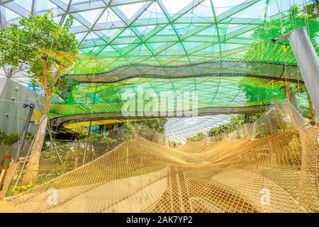 Singapur - Aug 8, 2019: Manulife Sky Nets Prellen am meisten Spaß Attraktion in der Haube Park in Jewel Changi Airport, eine Natur-themed mit Gärten Stockfoto