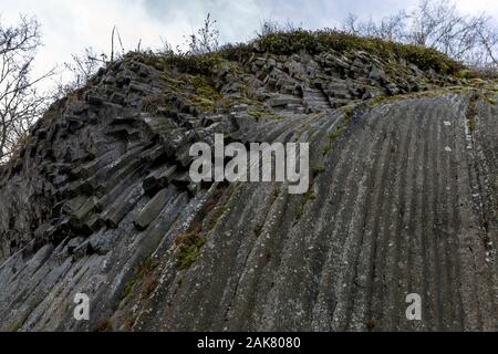 Basalt orgelpfeifen unter dem Schloss von Somosko in der Slowakei/Ungarn. Stockfoto