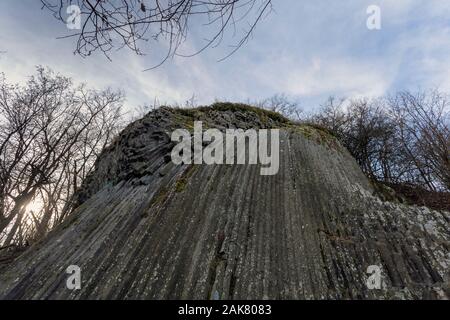 Basalt orgelpfeifen unter dem Schloss von Somosko in der Slowakei/Ungarn. Stockfoto