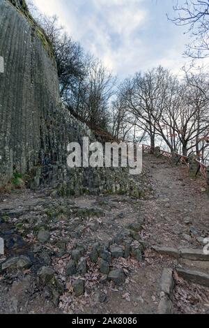 Basalt orgelpfeifen unter dem Schloss von Somosko in der Slowakei/Ungarn. Stockfoto